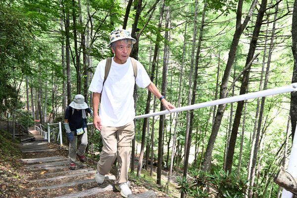 慰霊登山する橋本さん=8月上旬、群馬県上野村