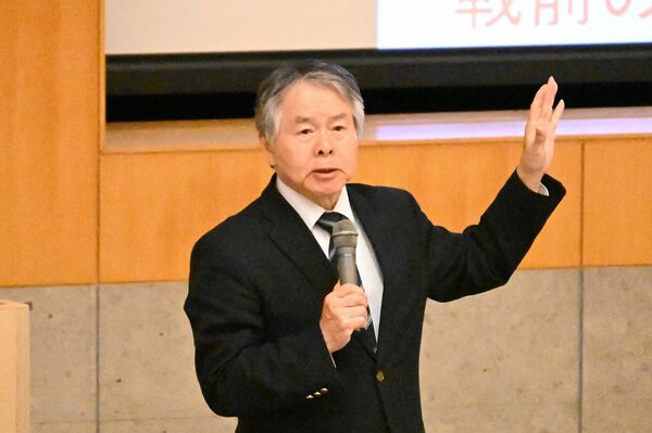 講演会で憲法９条の重要性を訴える伊藤さん＝３日午後、宇都宮市駒生町