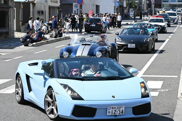 黒磯駅周辺をパレードするスーパーカー