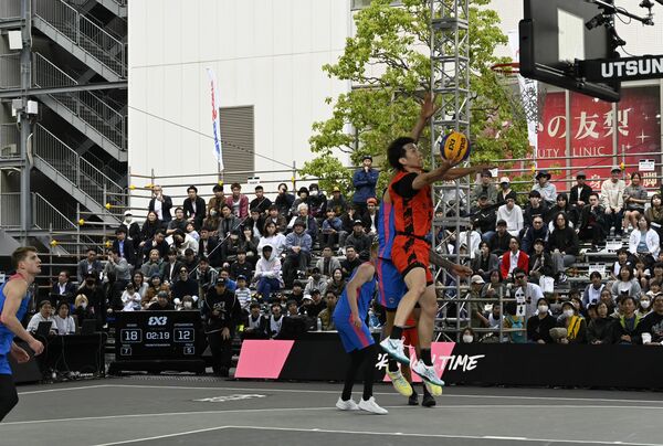 昨年の大会の様子。地元チーム「ＵＴＳＵＮＯＭＩＹＡ」の試合に熱い声援を送るファン＝2025年４月