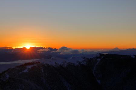 　2026年の初日の出。日の出自体はいつもと変わらないはずなのに、なぜか神々しく感じるものです。今年一年の安寧を祈ってやみません。（撮影・2026年１月１日、蝶ケ岳山頂より）