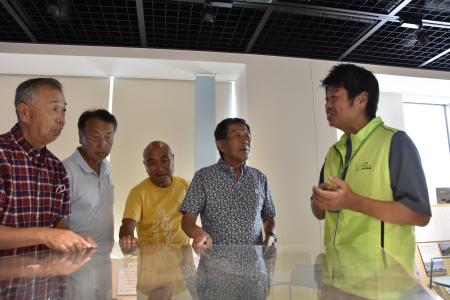 　「蒲生なかの郷愁館」で、震災からの復興の過程を語り合う小山田陽さん（右端）と下山正夫さん（右から２人目）、村上幸一さん（左端）ら＝７月、仙台市宮城野区