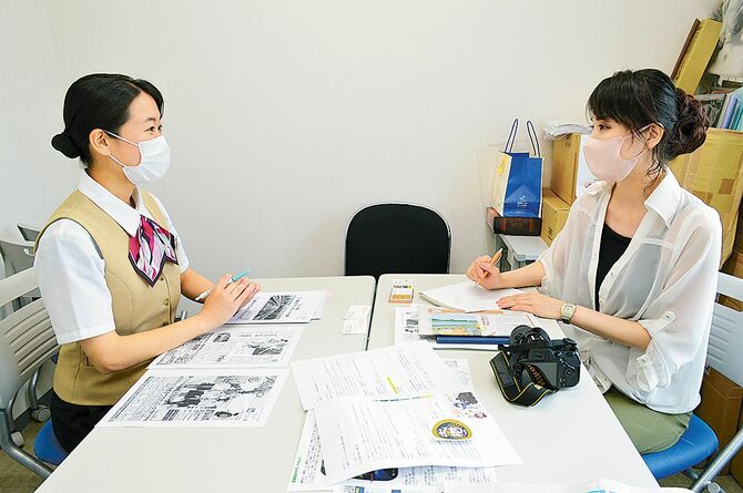 「大樹のおもてなし」についてレクチャーを受けるリポーターＡ（右） 講師でアテンダントの仮屋薗幸さん