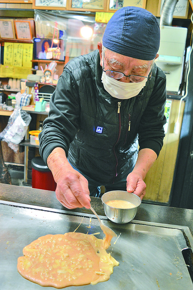 店主の瀧谷さん。土手を作らず焼くのが足利もんじゃ