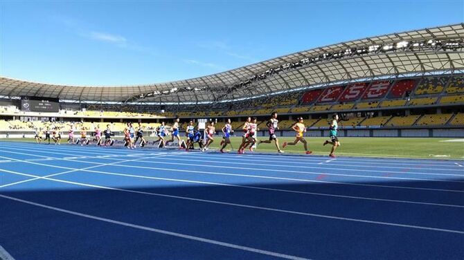 力強く走り出す５区出場の選手たち