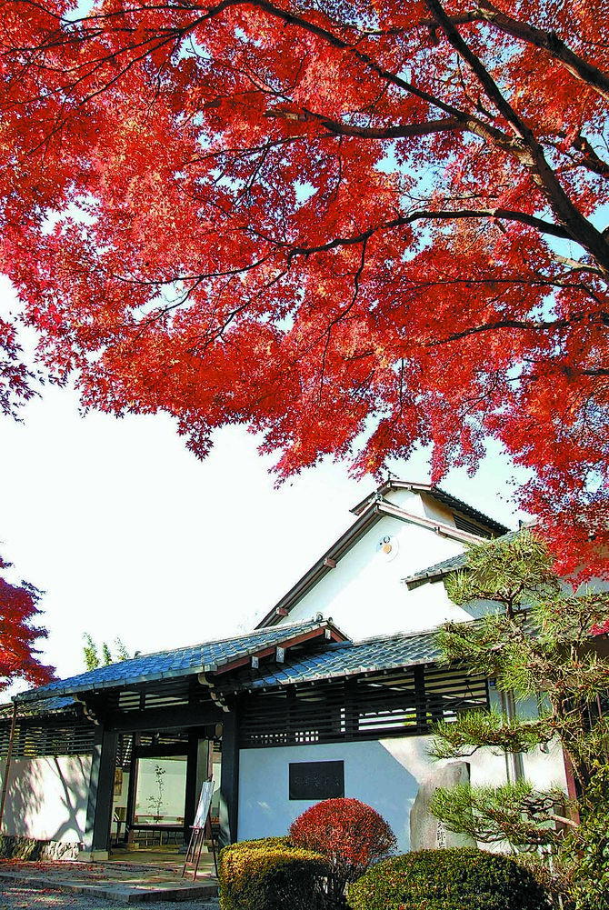 １９６９年に建設された草雲美術館。正面には草雲が自ら考えたという「月と太陽と星」の家紋がある（提供写真） 