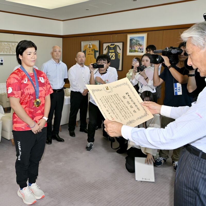 レスリング鏡選手に栃木県民栄誉賞、パリオリンピックで金　競泳銀の松下選手にはスポーツ功労賞