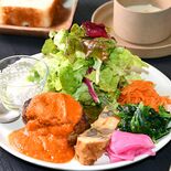 食欲そそるトマトソース　teonのハンバーグ　teon（さくら）