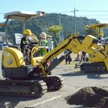児童が重機体験　高所作業車乗って「ヤッホー」　佐野の葛生南小