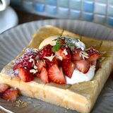 イチゴ山盛りハニートースト、提供は３月末まで　宇都宮の「自家焙煎珈琲 かめとかめ」