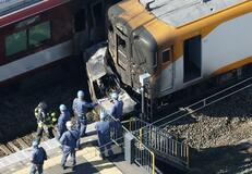 特急列車と接触 車炎上、１人死亡