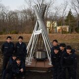 宇都宮工業生がオブジェ制作　星野リゾートイベントのシンボルタワーに　わら立てイメージ、中にはたき火台