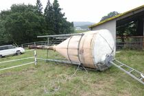 飼料タンクのクマ救出　塩谷