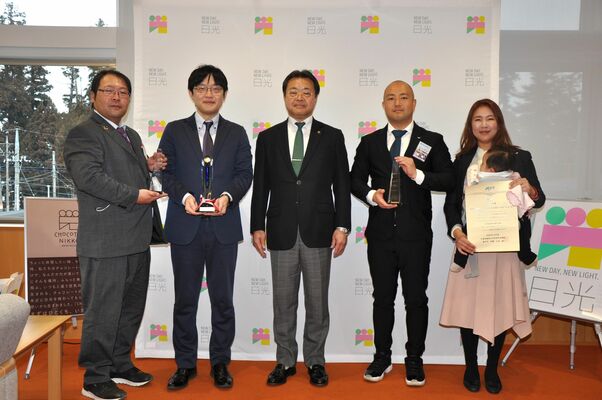粉川市長（中央）に受賞を報告した倉松さん（右から２人目）ら日光ＪＣのメンバー