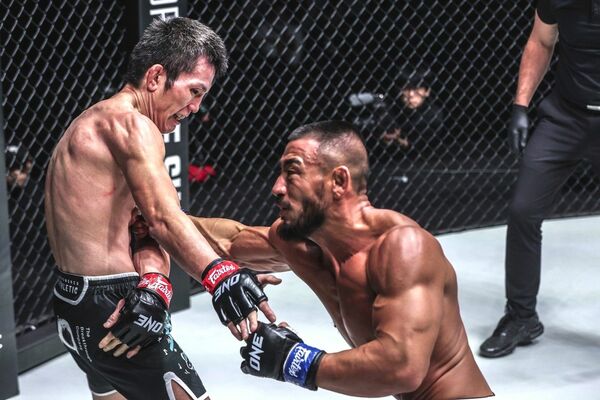 青木選手（左）にボディーを決める手塚選手（ＯＮＥ提供）