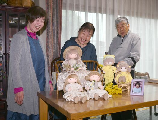 土屋さんの作品の一部と夫の進さん（右）ら