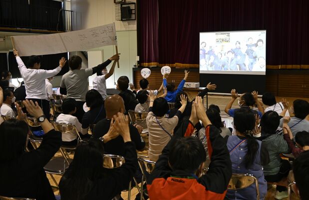 教室の最後、隊員に手を振る参加者