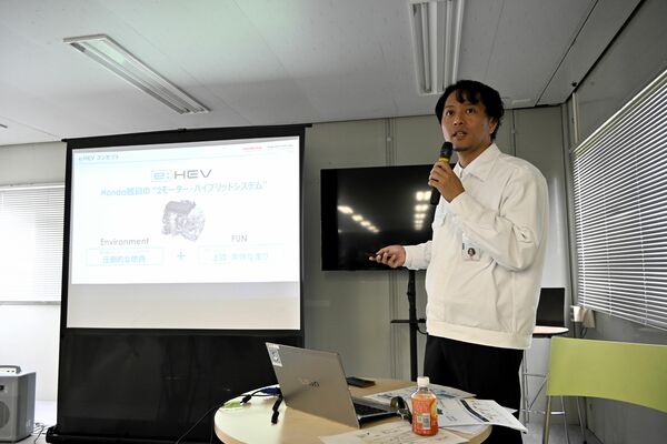ホンダ独自のハイブリッドシステムについて説明する畑氏＝28日午前、茂木町