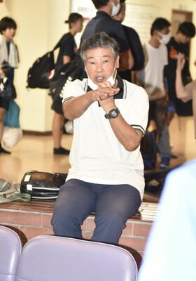 練習を終えて選手に指示を送る伊藤監督。栃の葉国体から４２年、再び地元開催の指揮官として最後の勝負を挑む＝日立栃木体育館