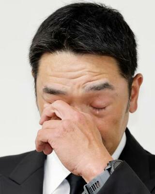 取材対応で涙を流すプロ野球巨人の阿部慎之助前監督=26日午前、東京・大手町