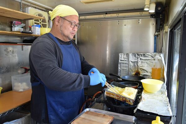 キッチンカーで卵焼きを作る山口代表＝壬生町内