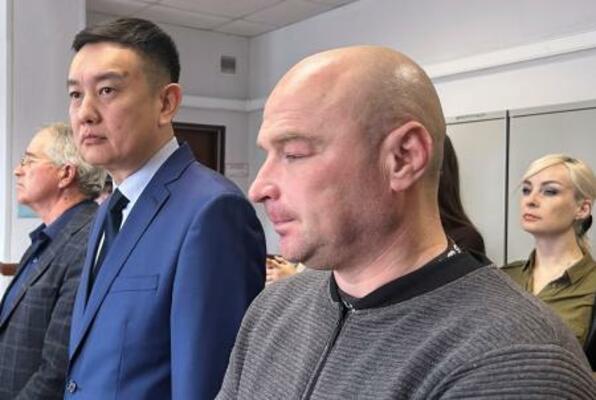 ロシア極東ウランウデの裁判所で強制労働3年の判決を受けた男性(手前)=14日(タス=共同)