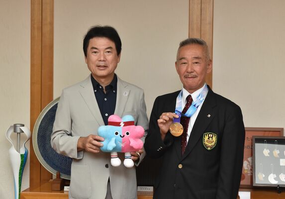 金メダルを手に佐藤市長（左）に優勝を報告する田崎さん