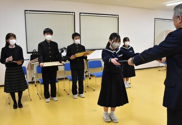 感謝状を受け取った志村さん（左）と中学生たち