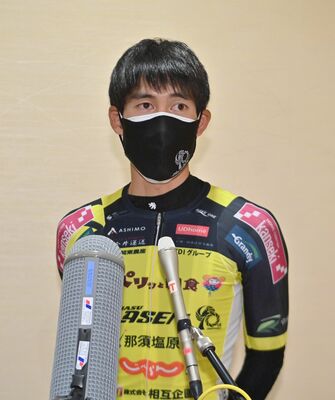 報道陣の取材に応じる那須ブラーゼンの谷＝14日午後、宇都宮市大通り２丁目