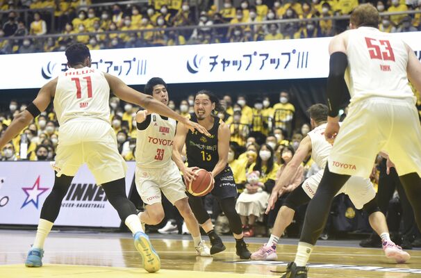 第３クオーター７分、相手に囲まれながらインサイドに切り込むブレックスの渡辺（中央）＝ブレックスアリーナ宇都宮