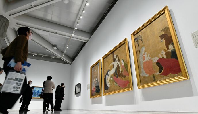 県立美術館の開館50周年記念展の内覧会で、作品を鑑賞する関係者ら
