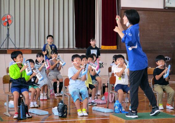 全校合奏の練習に臨む羽生田小の児童（同校提供）
