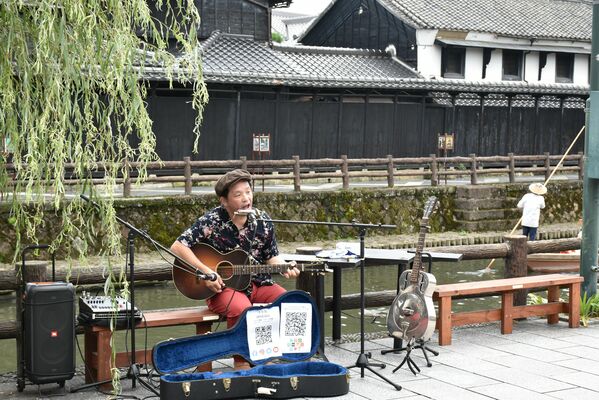 巴波川をバックにブルースを歌う十字郎さん
