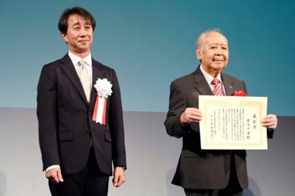 　全日本スキー連盟の創立１００周年記念式典に出席した原田雅彦会長。右は猪谷千春さん＝３１日、東京都港区