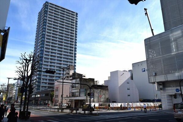 ＪＲ宇都宮駅西側の大通り沿いで計画されている新築分譲マンションの建設地（右）＝宇都宮市内