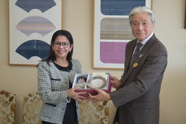 ダビラ大使（左）に益子焼のカップなどを贈る福田知事＝19日午前、県庁