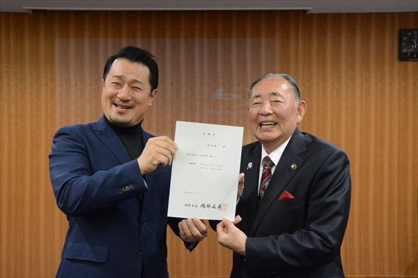 地域おこし協力隊員に就任したテルさん（左）と岡部市長