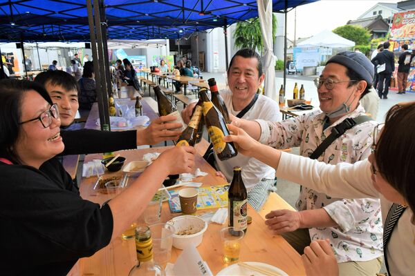 世界のビールで乾杯する来場者