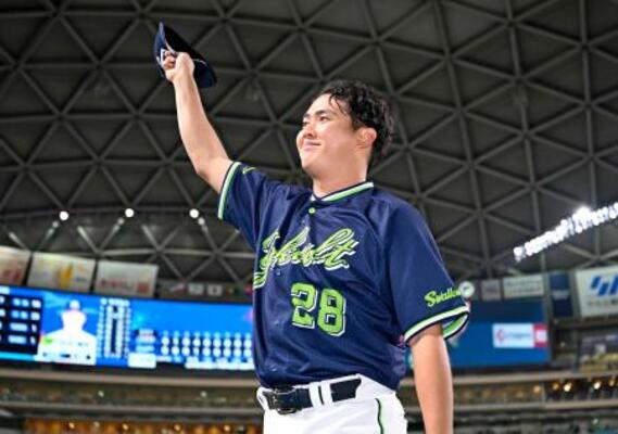 　中日に快勝し、声援に応えるヤクルト・松本健＝バンテリンドーム