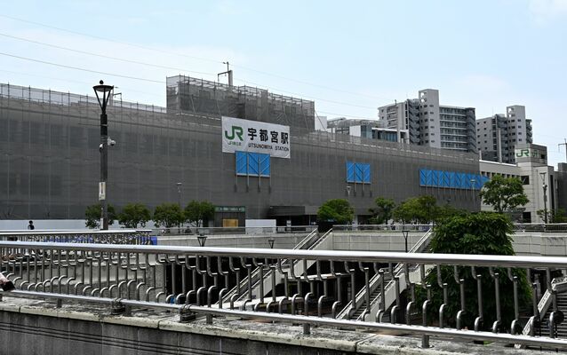 屋根や外壁の改良工事が進むJR宇都宮駅=12日午前、宇都宮市