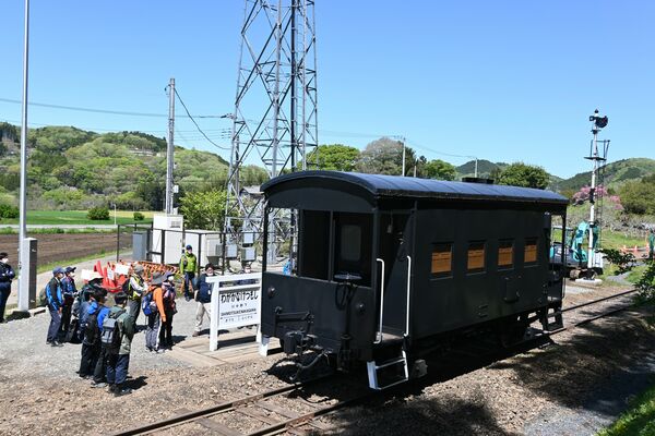 再塗装され、つやを取り戻して公開されている希少な車掌車。右奥に腕木式信号機も立つ