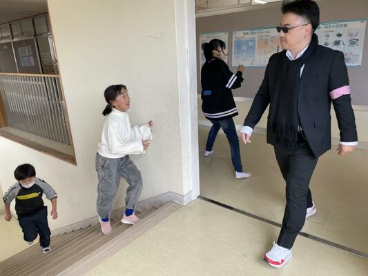 ハンター役の保護者から逃れる「逃走中」を楽しむ児童