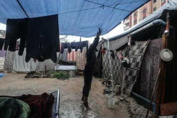 雨で浸水したパレスチナ避難民のテント=11日、ガザ北部ガザ市(ゲッティ=共同)