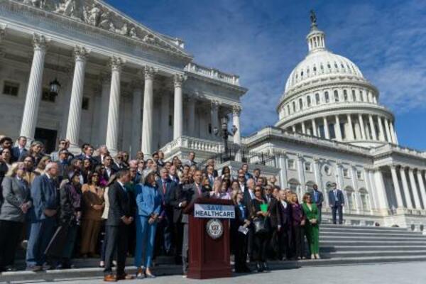 　１５日、ワシントンの米議会前で記者会見を行う野党民主党の議員（アナトリア通信提供・ゲッティ＝共同）