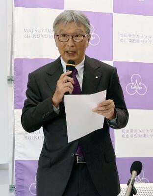 　記者会見で共学化について説明する学校法人松山東雲学園の丸木公介理事長＝１日午後、松山市
