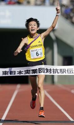 1位でゴールするロジスティードのアンカー・平林清澄=熊谷スポーツ文化公園陸上競技場