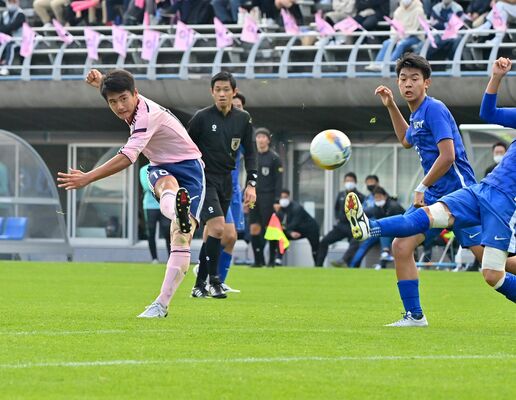 前半３３分、佐野日大の籾山がシュートを放つ＝県グリーンスタジアム