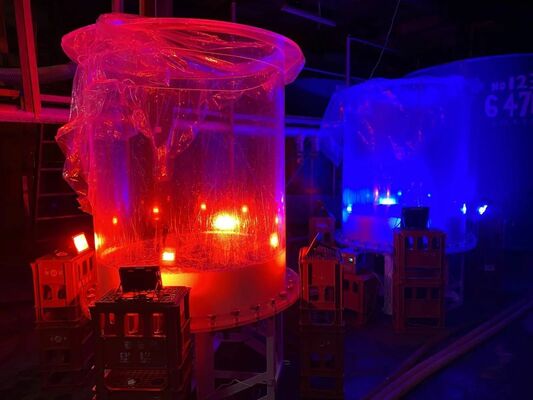 冬期にはLED光を照射して日本酒造りを行う透明タンク