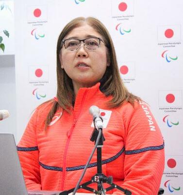 　記者会見するミラノ・コルティナ冬季パラリンピック日本選手団の大日方邦子団長＝１１日、イタリア・コルティナダンペッツォ（共同）
