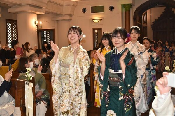 振り袖を着て歩く高校生モデル